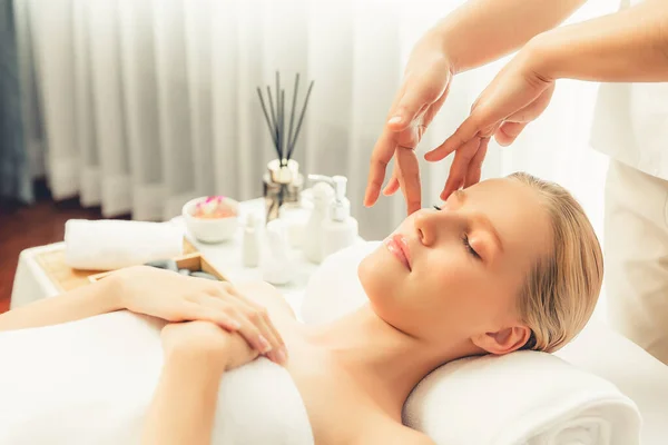 Femme Caucasienne Profiter Relaxant Stress Massage Tête Choyer Beauté Visage — Photo