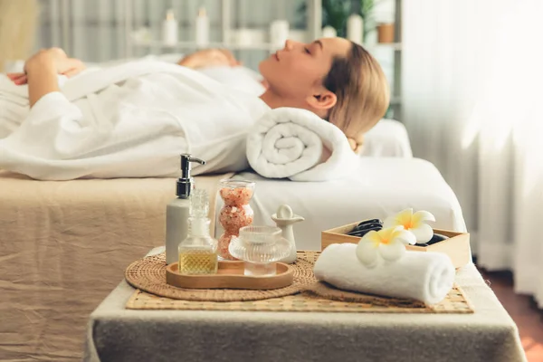 Aromaterapi Masajı Gündüz Atmosferinde Spa Salonunda Bulanık Bir Kadına Odak — Stok fotoğraf