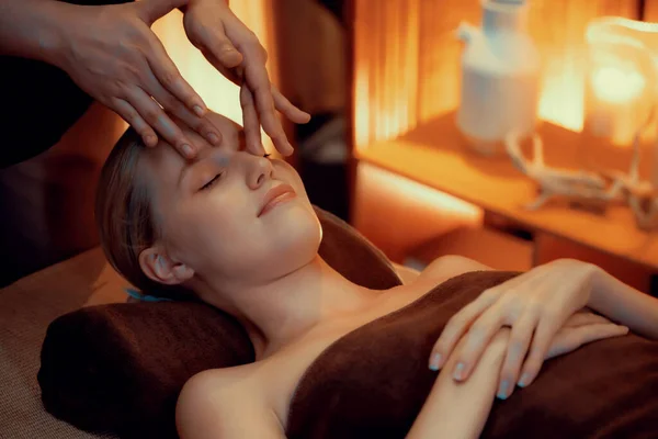 Femme Caucasienne Profiter Relaxant Stress Massage Tête Choyer Beauté Faciale — Photo