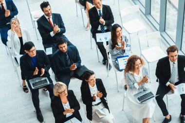 Bir grup iş adamı seminer konferansında toplanıyor. Seyirciler, çalışanların eğitim seanslarındaki eğitmenleri dinliyor. Uzman konuşmacı ile ofis çalışanları toplantısı. Jivy