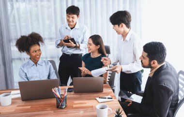 Mutlu iş adamları birlikte çalışır, şirket ofisinde tartışırlar. Profesyonel ve çeşitlilik takım çalışması iş planını bilgisayarda tartışır. Modern çok kültürlü ofis çalışanı. Uyum