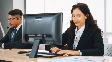 Ofiste çalışan kulaklık takan işadamları uzak müşteri ya da meslektaşlarını desteklemek için çalışıyorlar. Çağrı merkezi, tele pazarlama, müşteri destek acentesi telefon görüşmesinde hizmet sağlıyor. Jivy
