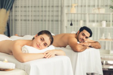 Kafkas çift müşterisi stres önleyici spa masajının keyfini çıkarıyor ve lüks otel veya oteldeki gündüz açık hava ortamında güzellik teniyle eğleniyor. Sessiz.