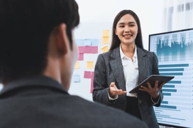 Genç Asyalı iş kadını modern toplantıda TV ekranında veri analizi paneli sunuyor. Bir grup iş adamıyla konferans odasında iş sunumu. Uyum