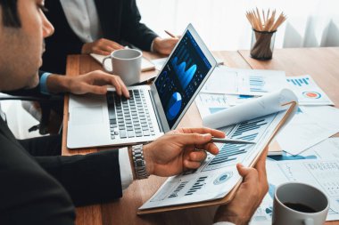 Fintech BI 'ın finansal veri analizi ya da iş zekası göstergesi bilgisayar ve tabletten pazarlamayı planlayan iş adamlarının finansal veri analizine kadar. Habiliment