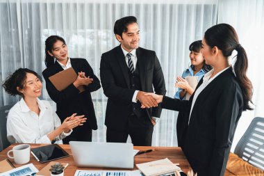 Bir grup iş adamı başarılı bir iş anlaşması toplantısı yaptıktan sonra el sıkıştı. Çeşitli yarış bürosu çalışanları şirket ofisinde pazarlama planlamasında ilerleme kaydettikten sonra kutlama yapıyorlar. Çok titiz.