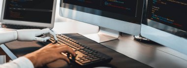 Üretken yapay zeka ya da yapay zeka tarafından kodlanan program otomasyonu. Robotik el ve insan yazılım geliştiricisi arasındaki işbirliği betik çözme, hata ayıklama veya yazma.
