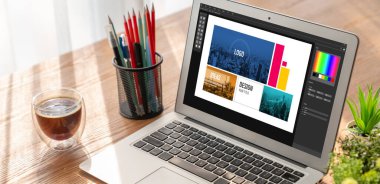 Web sayfasının modern tasarımı ve bilgisayar ekranında gösterilen ticari reklamlar için grafiksel tasarımcı yazılımı