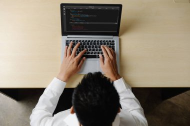 Model uygulama ve program kodlaması için bilgisayar ekranında yazılım geliştirme programlama