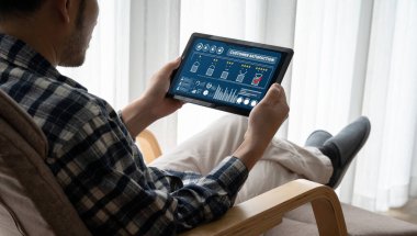 Pazarlama stratejisi planlaması için modem yazılım bilgisayarında müşteri memnuniyeti ve değerlendirme analizi