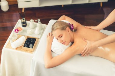 Kafkasyalı kadın müşteri stres önleyici spa masajının keyfini çıkarıyor ve lüks otel ya da oteldeki gündüz açık ortam güzellik salonunda güzellik teniyle eğleniyor. Sessiz.