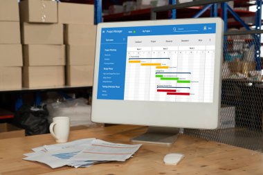 Ekip projesinin zaman çizelgesini gösteren bilgisayar ekranında, modern iş projesi yönetimi için proje planlama yazılımı