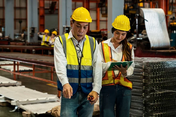 Brygadzista Fabryki Inżynier Przeprowadzają Inspekcję Maszyn Stalowych Ciężkich Materiałów Przemysłowych — Zdjęcie stockowe