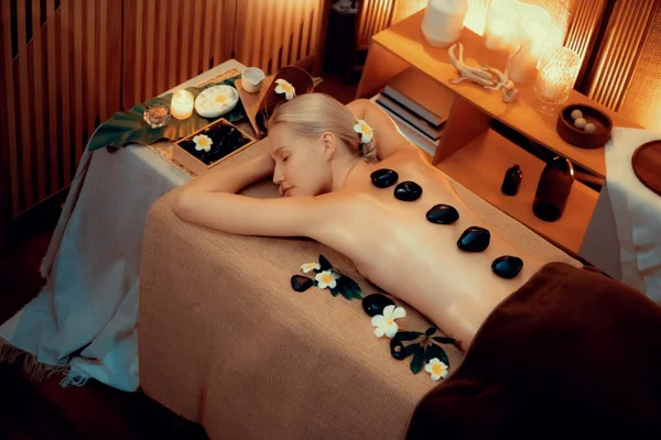 Massaggio Con Pietre Calde Salone Spa Resort Lusso Con Luce — Foto Stock