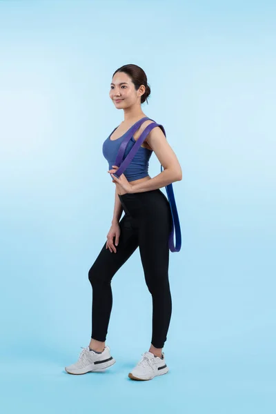 Energiczna Kobieta Sportowym Portrecie Rozciągającym Sportową Opaskę Oporową Młoda Atletyczna — Zdjęcie stockowe