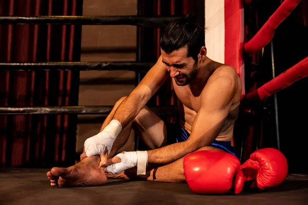 Kaukasische Bokser Met Pijn Letsel Intensieve Bokstraining Vechtwedstrijd Zittend Aan — Stockfoto