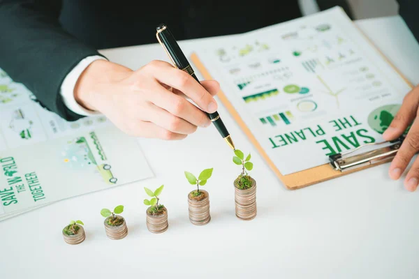 Empresário Com Pilha Moedas Seu Escritório Como Investimento Crescimento Dinheiro — Fotografia de Stock