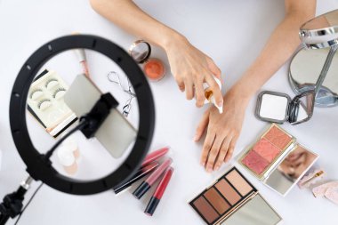 Güzellik blogcusunun ya da nüfuzlu kişinin üst görünümü çevrimiçi canlı yayın platformunda sosyal medya pazarlamasını ya da öğretim elemanlarını görüntüler.