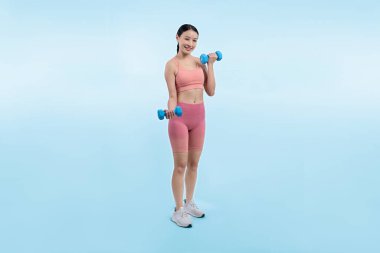Güçlü enerjik kadın halter kaldırma egzersizi yapıyor izole arka planda. Genç atletik Asyalı kadın dayanıklılığı ve dayanıklılık eğitimi rutin vücut egzersizi..