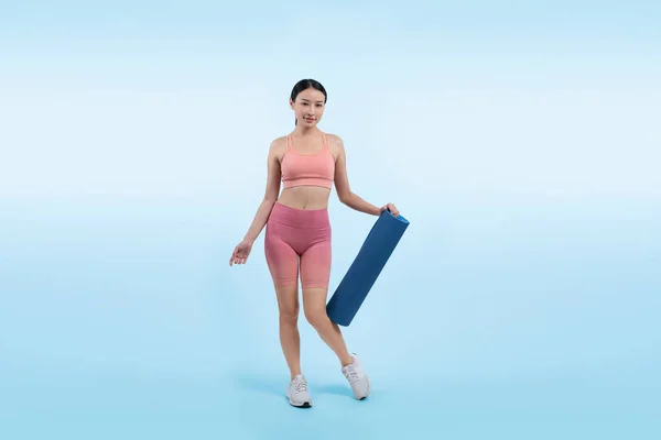 年轻迷人的亚洲女子形象在运动服与锻炼垫 健康运动和锻炼的日常生活方式的概念 工作室拍摄孤立的背景 精力充沛的 — 图库照片