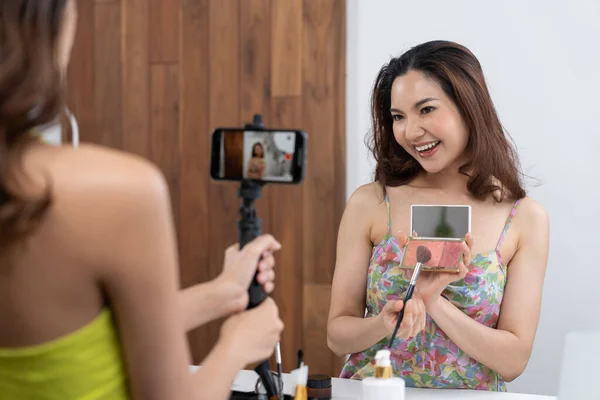 Asyalı Kadın Etkilenen Vlog Canlı Yayın Yapan Videolar Sosyal Medya — Stok fotoğraf
