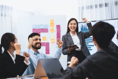 Genç Asyalı iş kadını modern toplantıda TV ekranında veri analizi paneli sunuyor. Bir grup iş adamıyla konferans odasında iş sunumu. Uyum