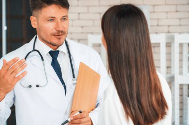 Profesyonel üniformalı doktor hastanedeki ya da klinikteki hastayı muayene ediyor. Sağlık, tıbbi ve doktor servis konsepti. Jivy