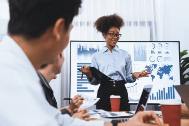 Genç Afrikalı iş kadını modern toplantıda TV ekranında veri analizi paneli sunuyor. Bir grup iş adamıyla konferans odasında iş sunumu. Uyum