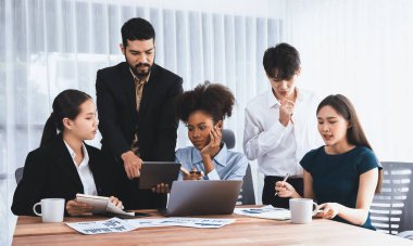 Çok ırklı analist ekibi toplantı masasındaki mali raporu analiz etmek için BI gösterge tablosunu kullanıyor. Çeşitli iş adamlarından oluşan bir grup, FIntech 'in veri analizini başarılı iş pazarlaması için kullanır. Uyum