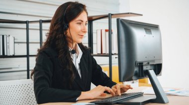 Ofiste çalışan kulaklık takan işadamları uzak müşteri ya da meslektaşlarını desteklemek için çalışıyorlar. Çağrı merkezi, tele pazarlama, müşteri destek acentesi telefon görüşmesinde hizmet sağlıyor. Jivy