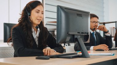 Ofiste çalışan kulaklık takan işadamları uzak müşteri ya da meslektaşlarını desteklemek için çalışıyorlar. Çağrı merkezi, tele pazarlama, müşteri destek acentesi telefon görüşmesinde hizmet sağlıyor. Jivy