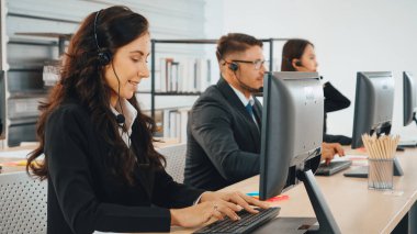 Ofiste çalışan kulaklık takan işadamları uzak müşteri ya da meslektaşlarını desteklemek için çalışıyorlar. Çağrı merkezi, tele pazarlama, müşteri destek acentesi telefon görüşmesinde hizmet sağlıyor. Jivy