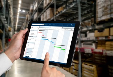 Ekip projesinin zaman çizelgesini gösteren bilgisayar ekranında, modern iş projesi yönetimi için proje planlama yazılımı