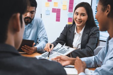 Çok ırklı analist ekibi toplantı masasındaki mali raporu analiz etmek için BI gösterge tablosunu kullanıyor. Çeşitli iş adamlarından oluşan bir grup, iş pazarlama kararı için FIntech 'in veri analizini kullanır. Uyum