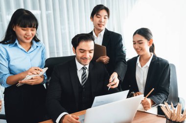 Modern ofis ortamında çalışan çeşitli etnik gruplardan çeşitli iş adamları. Üretken ve çok ırklı ofis çalışanları stratejik ticari pazarlama konusunda tartışmaya giriştiler. Çok titiz.