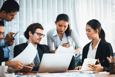 Ofis masasındaki finansal veri raporlarını analiz eden çeşitli bir grup iş analisti. Stratejik pazarlama planlaması için iş zekası analizi çizelgesi ve grafiği.