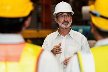 Kollektif fabrika işçisi ve mühendisi, fabrika yöneticisi veya yöneticisi ile görüşmek üzere bir araya gelerek, ağır endüstriyel çelik atölyesinde planlama ve endüstri eğitim programını tartıştılar. Örnek gösteriliyor