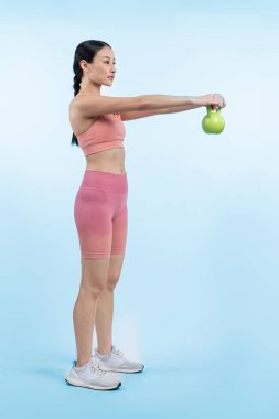 Dinç, enerjik bir kadın izole edilmiş arka planda ağırlık kaldırma egzersizi yapıyor. Genç atletik Asyalı kadın dayanıklılığı ve dayanıklılık eğitimi rutin vücut egzersizi..