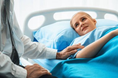 Profesyonel üniformalı doktor hastanedeki ya da klinikteki hastayı muayene ediyor. Sağlık, tıbbi ve doktor servis konsepti. Jivy
