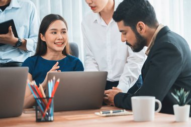 Profesyonel Asyalı çalışanlar, şirket ofisinde takım olarak çalışarak iş planları ve bilgisayarla başarılı olmak için verileri tartışırlar. Modern ofis çalışanı takım çalışması konsepti. Uyum
