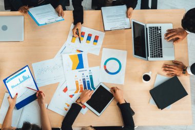 İş adamları grup toplantısı ofiste yukarıdan çekildi. İş kadınları, iş adamları ve ofis çalışanları toplantı masasında proje planlama belgeleriyle takım konferansında çalışıyorlar. Jivy
