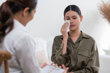 Ruh sağlığı için psikolog, depresyon ya da yaşam başarısızlığından sonra keder tedavisi gören üzgün bir kadın. Hayal kırıklığına uğramış genç bir kadın ofisteki duygular hakkında bir psikologla konuşuyor.