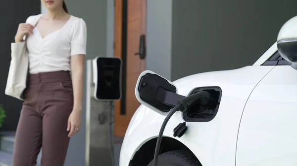 Woman Unplugs Electric Vehicles Charger His Residence Concept Use Electric — Stock Photo, Image