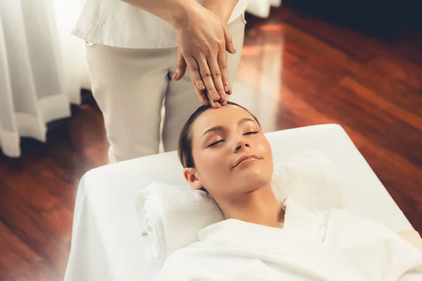 Vit Kvinna Njuter Avslappnande Stress Huvud Massage Och Bortskämd Ansiktsbehandling — Stockfoto