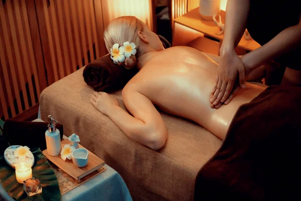 Kaukasiska Kvinna Kund Njuter Avkopplande Stress Spa Massage Och Skämma — Stockfoto