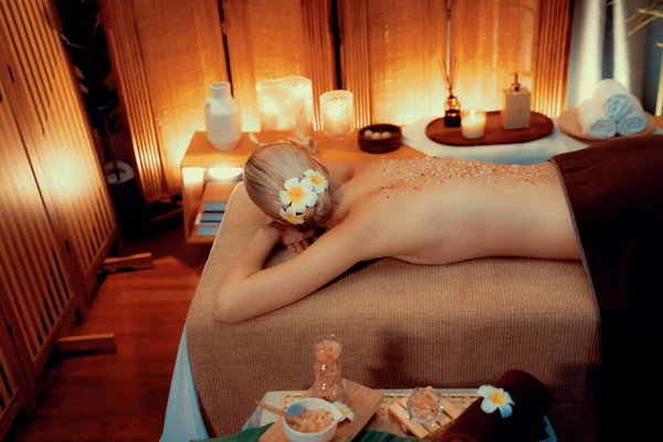 Žena Zákazník Exfoliační Ošetření Luxusním Lázeňském Salonu Teplou Svíčkou Světlo — Stock fotografie