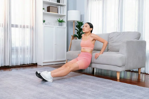 Energie Und Entschlossenheit Asiatische Frau Liegestütze Auf Dem Sofa Für — Stockfoto