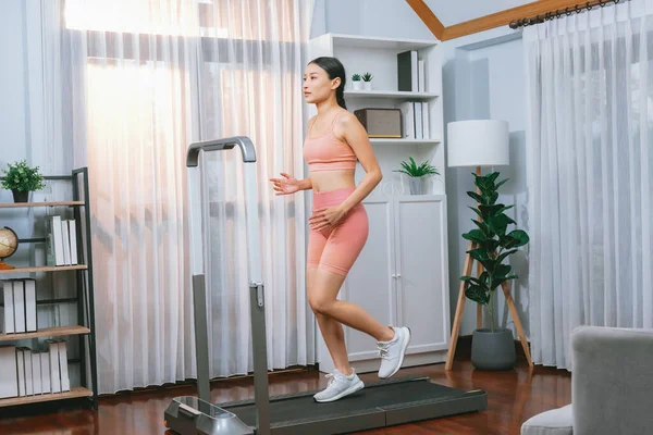 Energique Forte Femme Asiatique Athlétique Course Machine Maison Poursuite Forme — Photo