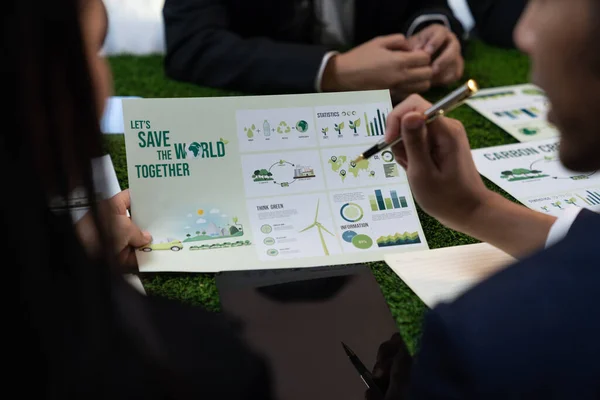 Olika Grupper Affärsmän Planerar Marknadsföring Med Miljöansvar För Grönare Ekologi — Stockfoto