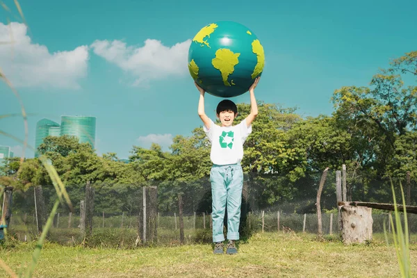 Genç Asyalı Çocuk Dünya Gezegenini Dünya Nın Arka Planında Dünya — Stok fotoğraf